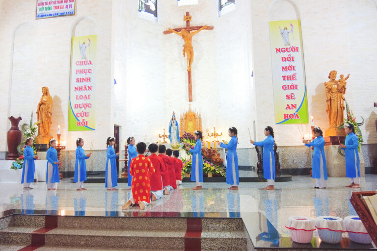 Children of Ca Mau Parish Offer Flowers in Honor of the Blessed Virgin Mary - NHỊP SỐNG GIÁO HỘI DJI 0013.00 01 30 08.Still003 768x512 1