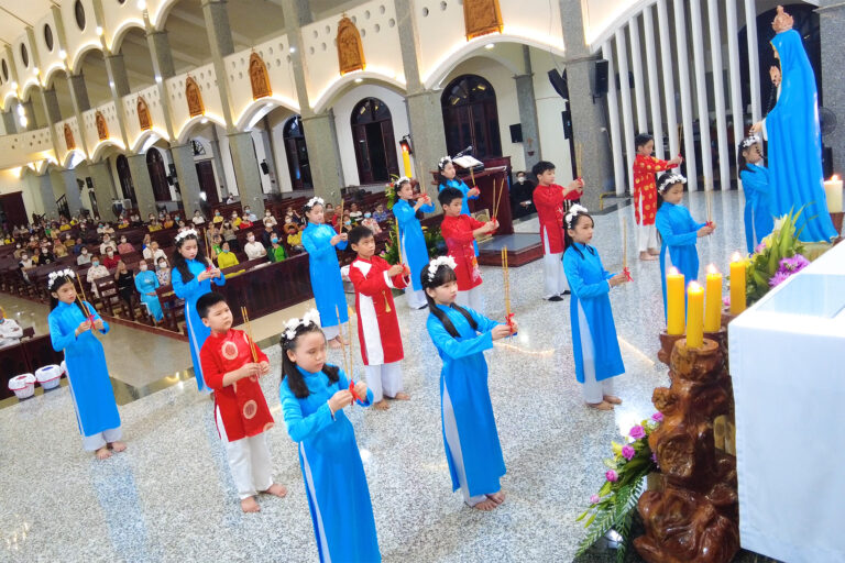 Children of Ca Mau Parish Offer Flowers in Honor of the Blessed Virgin Mary - NHỊP SỐNG GIÁO HỘI DJI 0013.00 02 00 20.Still002 768x512 1