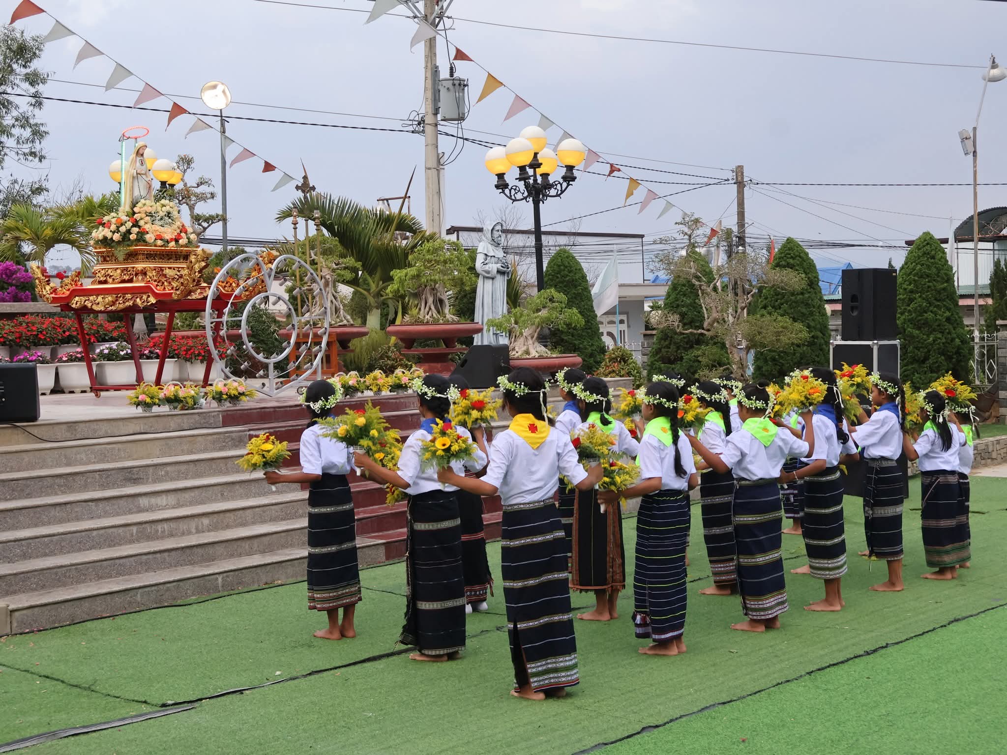 Lac Son Parish celebrates the Feast of Our Lady of Fatima and the 10th priestly anniversary of its pastor - NHỊP SỐNG GIÁO HỘI FB IMG 1778895201907
