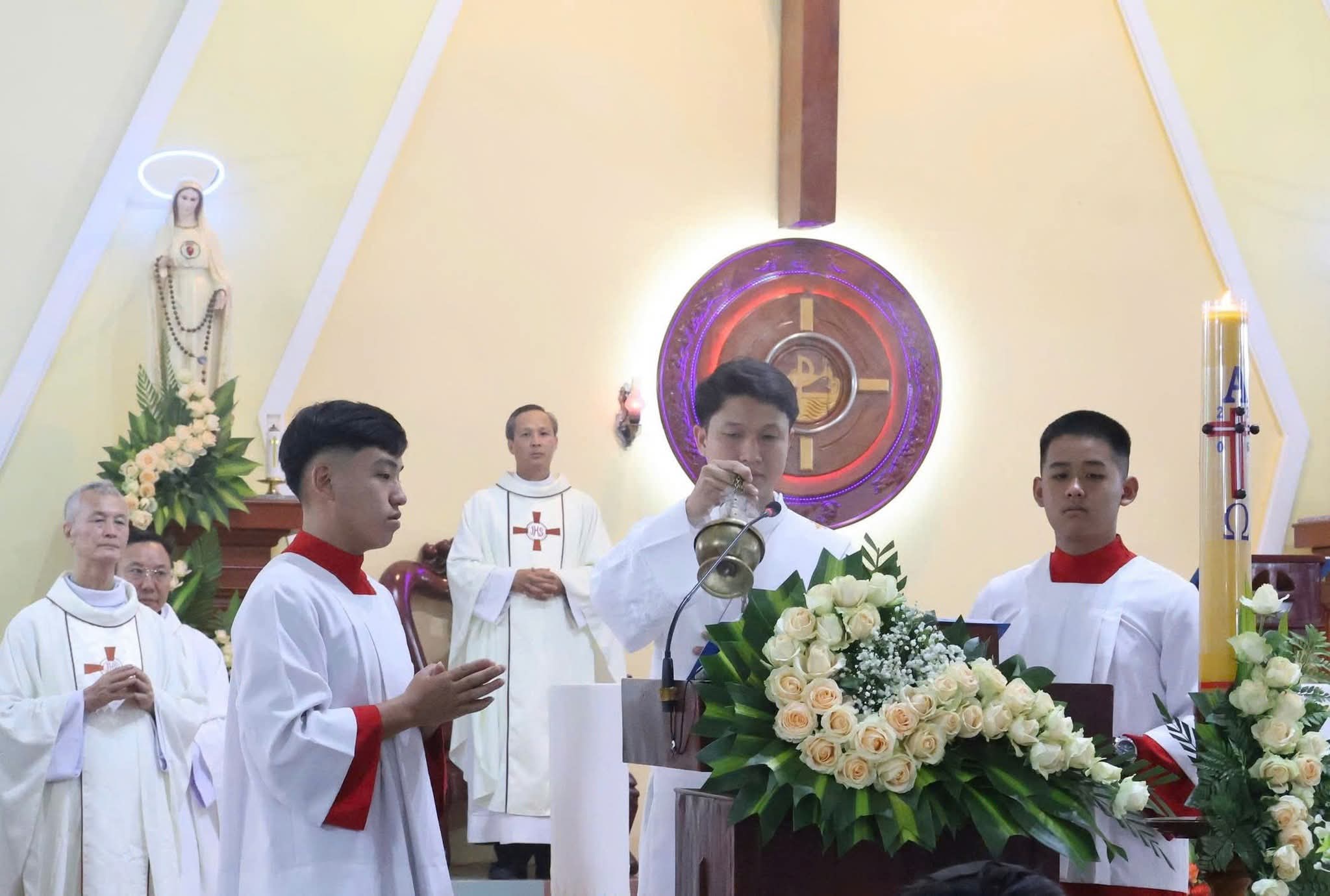 Lac Son Parish celebrates the Feast of Our Lady of Fatima and the 10th priestly anniversary of its pastor - NHỊP SỐNG GIÁO HỘI FB IMG 1778895239473